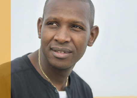 ein dunkelhäutiger junger Mann - Bild vom DAZ-Flyer