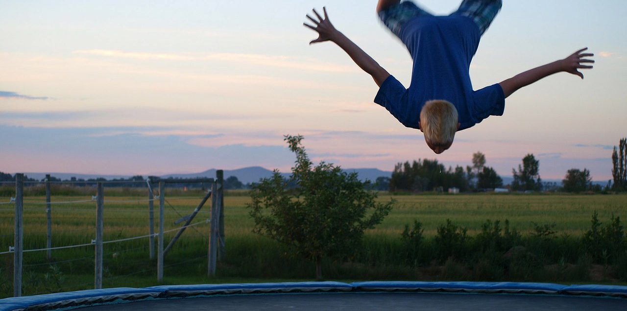 ein junge auf einem Trampolin - Bild ist dekorativ