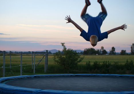 ein junge auf einem Trampolin - Bild ist dekorativ