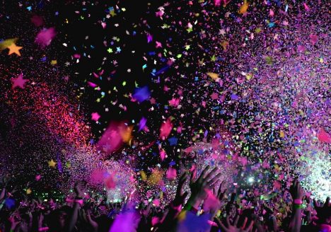 Konfetti über nach oben gestreckten Händen - Bild ist dekorativ