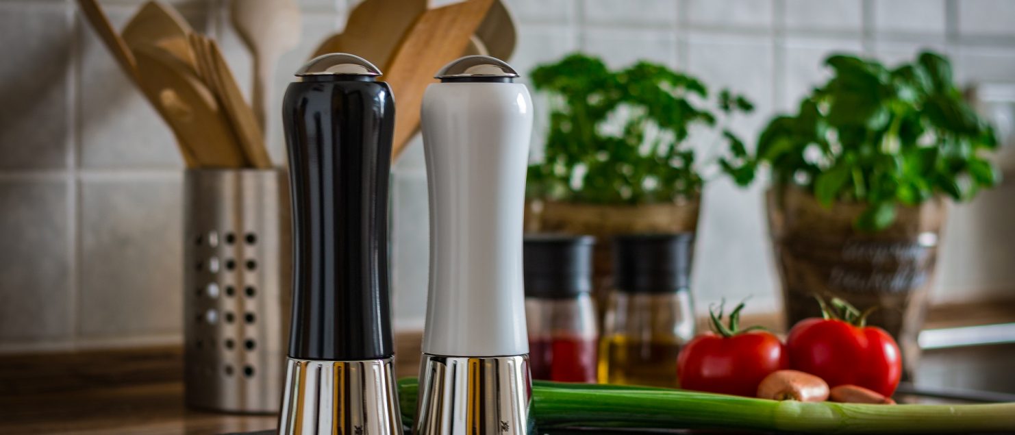 Salz- und Pfefferstreuer auf einer Küchenablage - Bild ist dekorativ