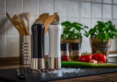 Salz- und Pfefferstreuer auf einer Küchenablage - Bild ist dekorativ