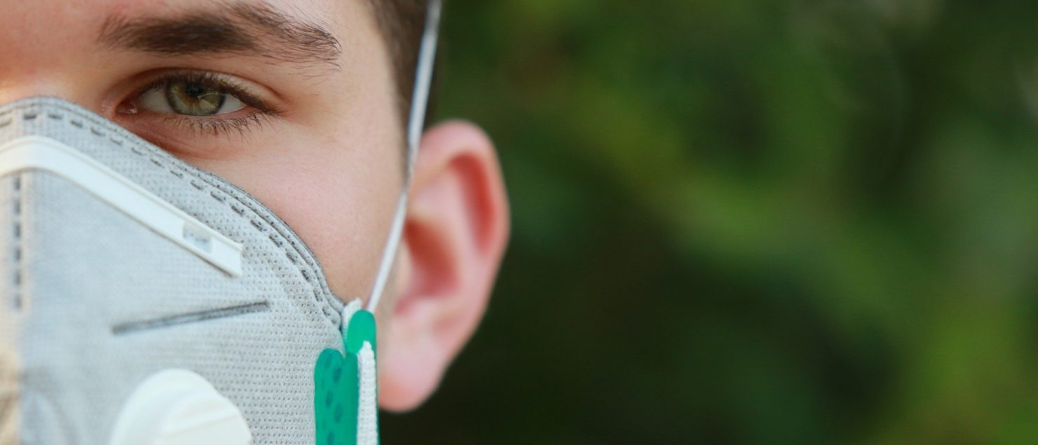 ein Junge trägt eine FFP2-Maske
