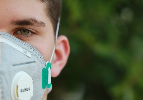 ein Junge trägt eine FFP2-Maske