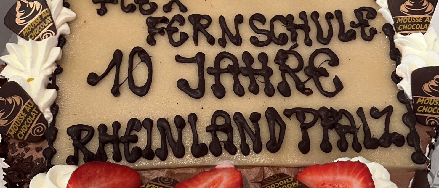 eine Torte mit der Aufschrift "Flex Fernschule 10 Jahre Rheinland Pfalz