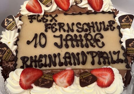 eine Torte mit der Aufschrift "Flex Fernschule 10 Jahre Rheinland Pfalz