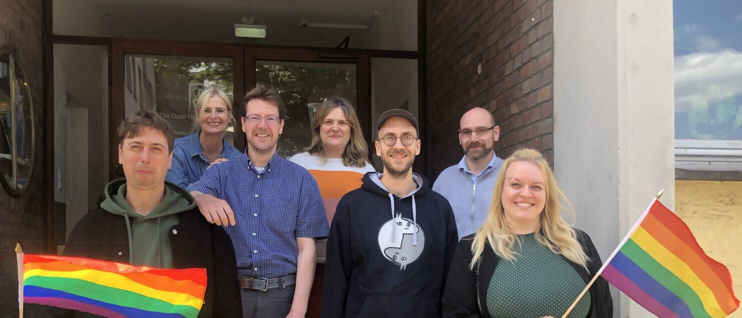 Das Team der Flex NRW mit Regenbogenflaggen