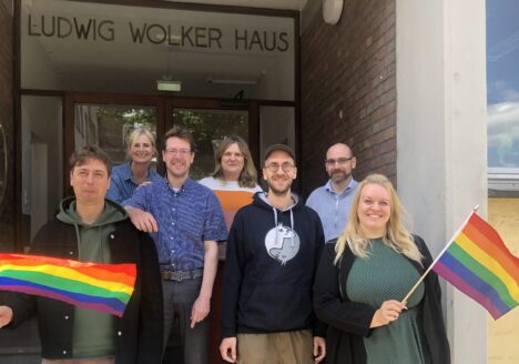Das Team der Flex NRW mit Regenbogenflaggen